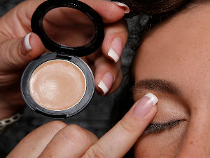 How To Apply Eyeshadow