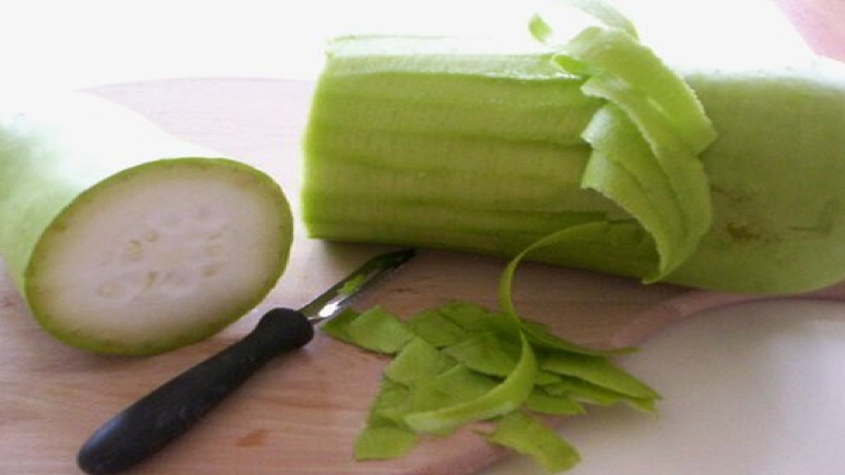 Health Benefits of Bottle Gourd Peel लौकी की सब्‍जी बनाते हुए न फेंके छिलके, इसे खाने से शरीर