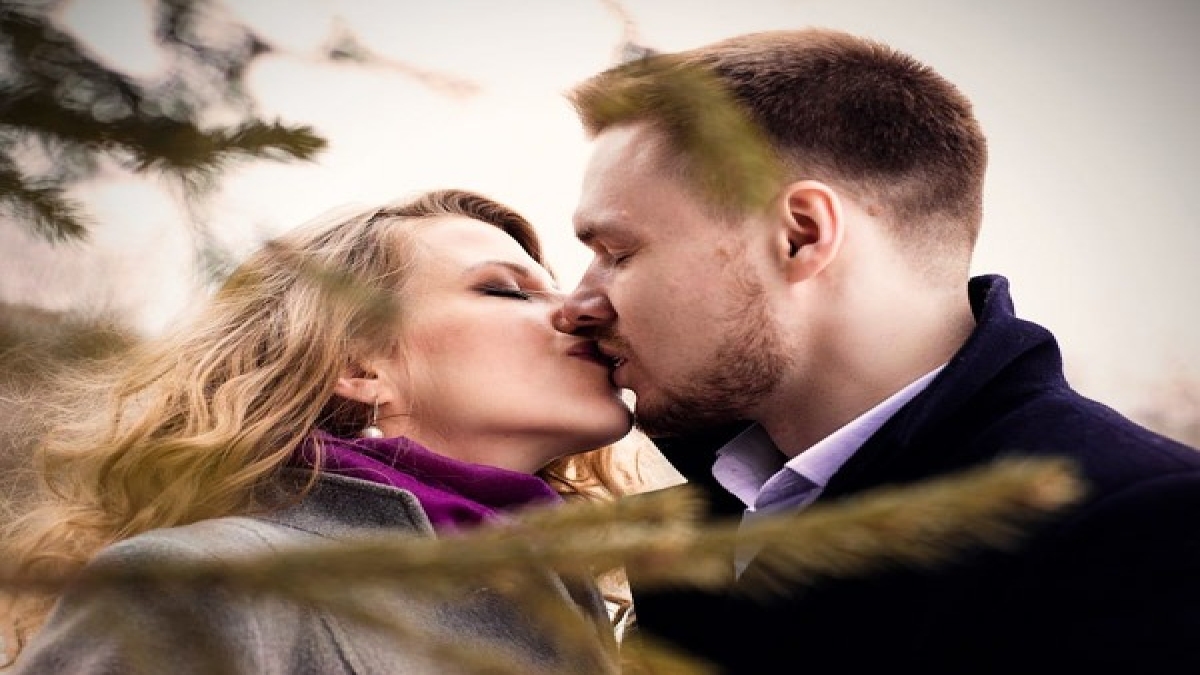 क्या करें, जब पार्टनर के किसिंग का तरीक़ा आपका मूड खराब कर दे? Relationship Tips What To Do