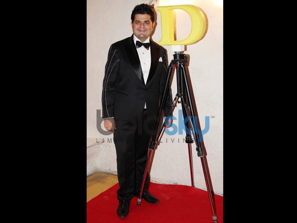 पोज देते हुए डब्‍बू