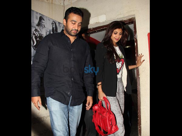 लाल रंग के बैग के साथ