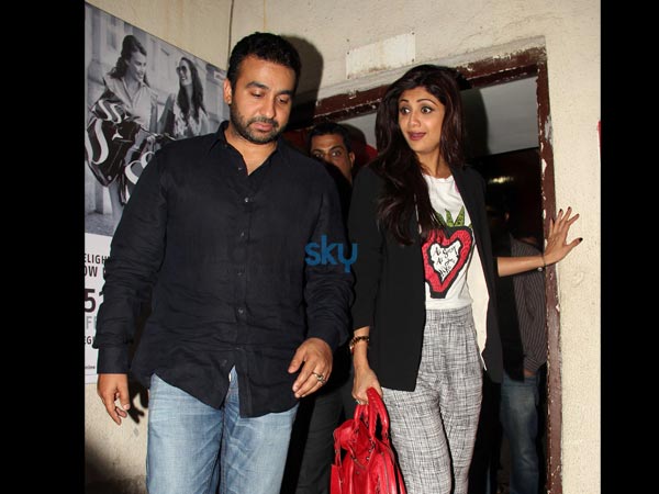 फैन को देख कर चौंक गईं