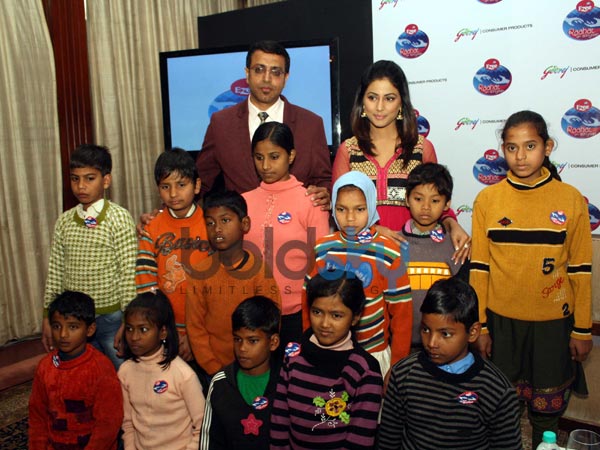 बच्‍चों के साथ हीना