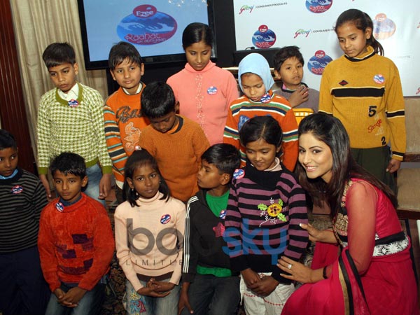 पोज देती हुई हीना