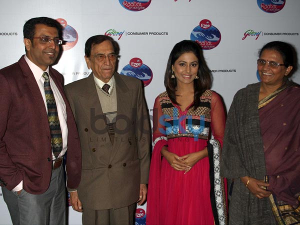 बहु का लुक देते हुए हीना