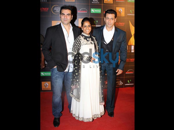 बहन अपने दो भाइयों के साथ