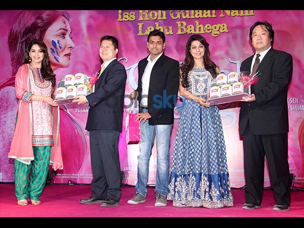 मीडिया के लिये पोज देते हुएर