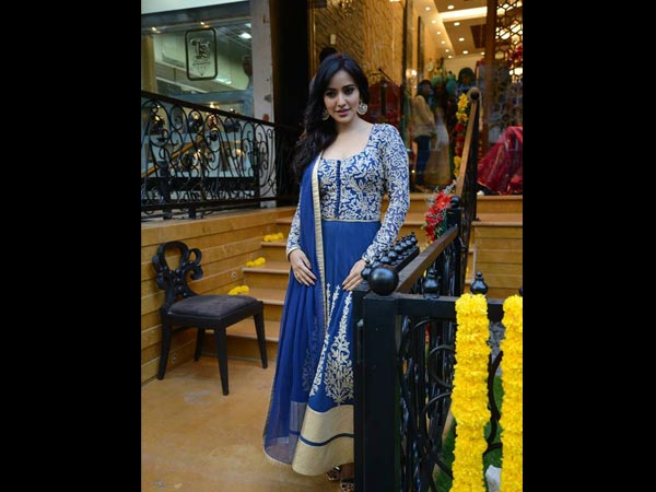 नेहा शर्मा की ड्रेस