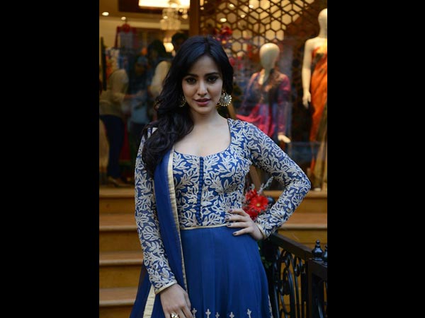 नेहा शर्मा की ज्‍वेलरी