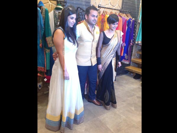 मंदिरा पोज देती हुई