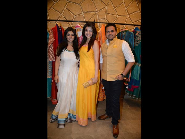 काजल पोज देती हुई