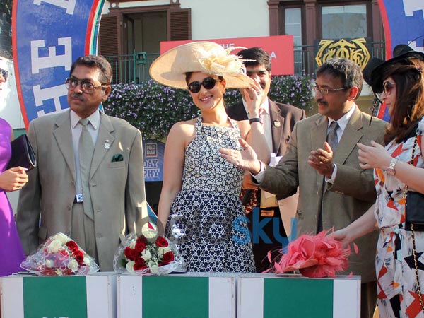 पोज देती हुई करीना