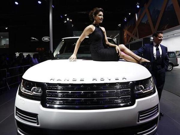 पोज देती हुई प्रियंका