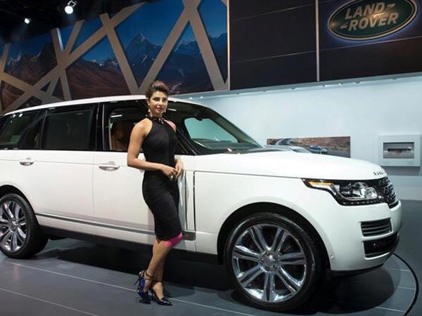 प्रियंका चोपड़ा तस्‍वीरे खिंचवाती हुई