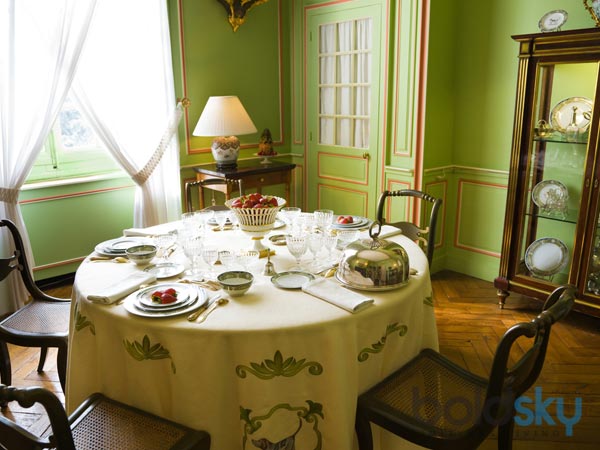 डायनिंग टेबल