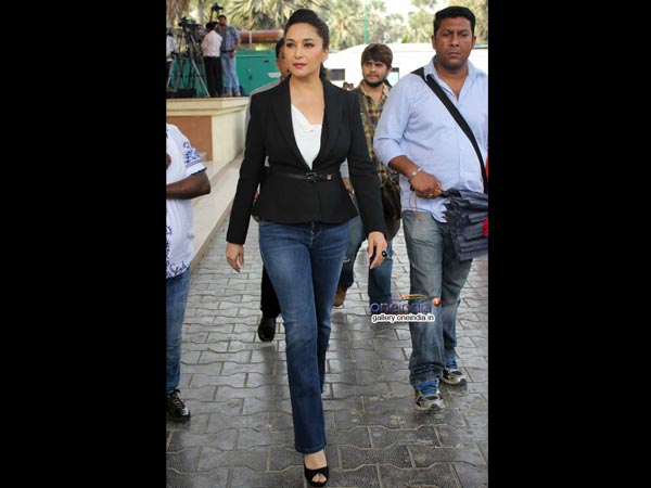 माधुरी दीक्षित डेनिम में