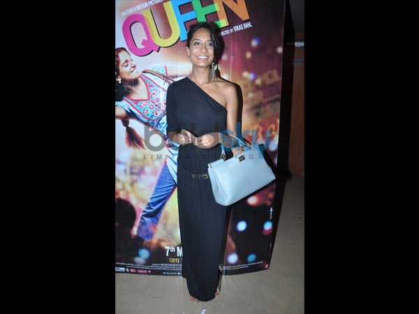 लीसा हेडन इन ब्‍लैक