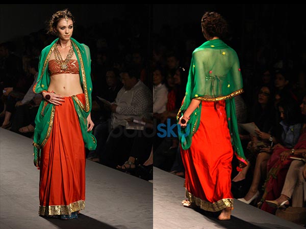 लाल और हरे रंग की बैकलेस चोली वाला लहंगा