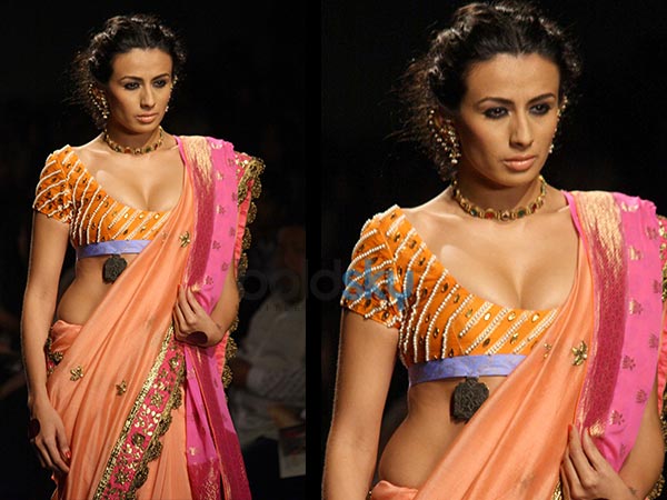 ऑरेंज ब्‍लाउज विद पर्ल डीटेल