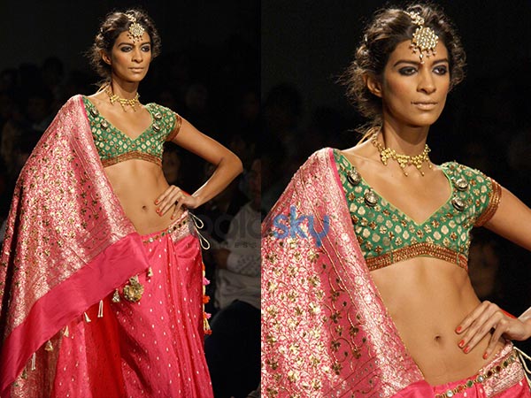 खूबसूरत गुलाबी साड़ी