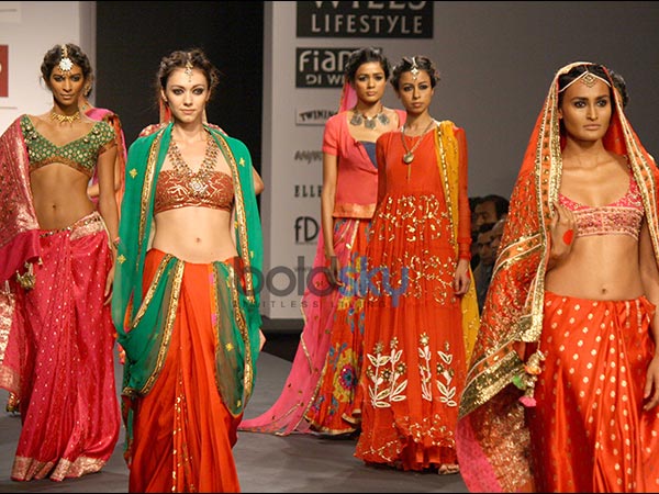 ब्राइडल लुक में मॉडल्‍स