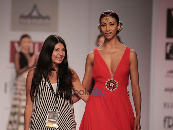 शो स्‍टॉपर के साथ डिजाइनर