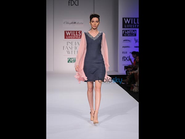 रफल शिफ्ट ड्रेस