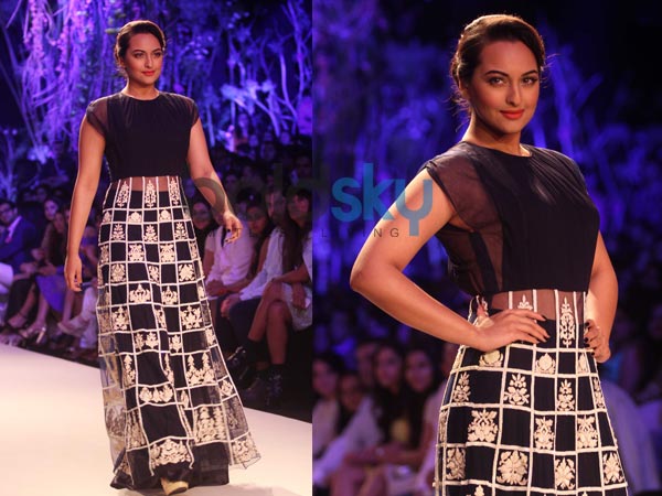 रैंप पर वॉक करती हुई सोनाक्षी