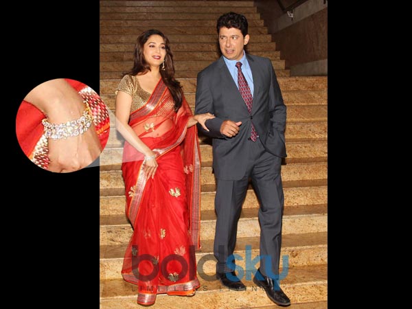 हाथों में डायमंड ब्रेसलेट