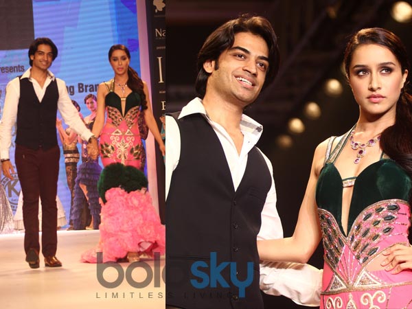 डिजाइनर के साथ श्रद्धा कपूर