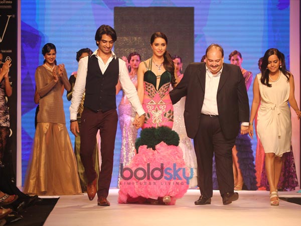 हाथों में हाथ