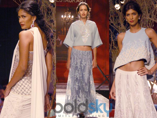 फिट और लहरदार स्‍कर्ट