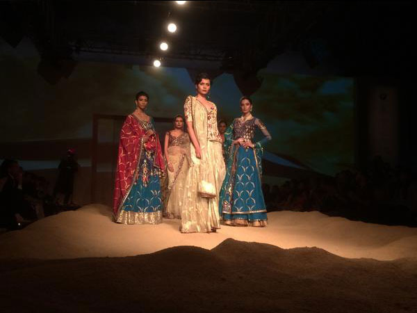 ब्‍लू का टच