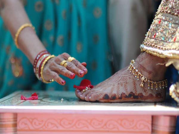 18. चरण स्पर्श का वैज्ञानिक महत्व 18. चरण स्पर्श का वैज्ञानिक महत्व