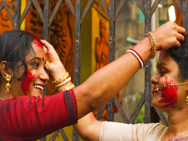 सिंदूर लगाना सिंदूर लगाना