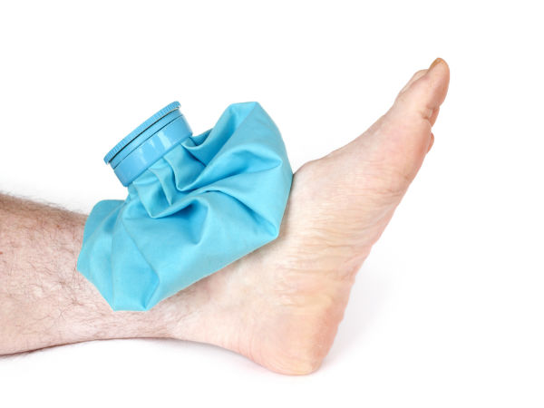 इन घरेलू नुस्‍खों से ठीक करें पैर की मोच | Home Remedies for a Sprained  Ankle - Hindi Boldsky