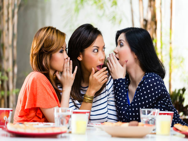 लड़कियों के पेट में कोई बात क्यों नहीं पचती? | Top 6 Reasons: Why women can't keep secrets - Hindi Boldsky