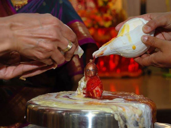 5. अपने लड्डू गोपाल को स्‍नान करवाएं: 