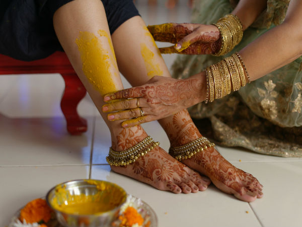 #2. हल्दी लगाना