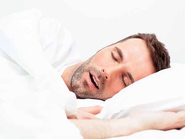 7. खर्राटे मारते हुए नींद लेना:
