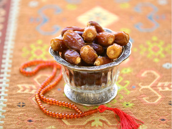 7. खजूर खाएं: