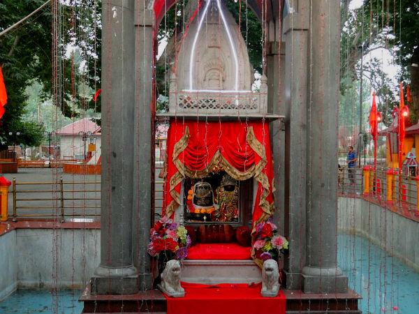 हनुमान जी ने किया देवी का आसन किया स्थानांतरित