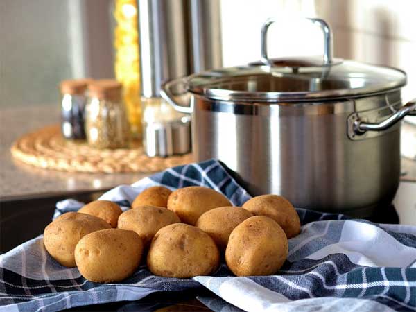 10. दूध और आलू से बना मास्क