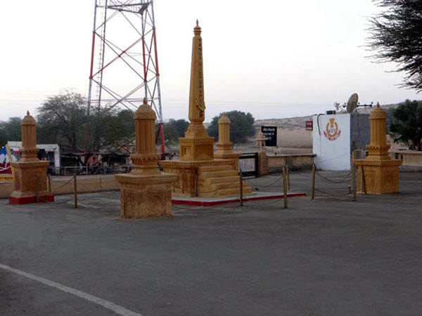 मंदिर में ही बनाया विजय स्तम्भ