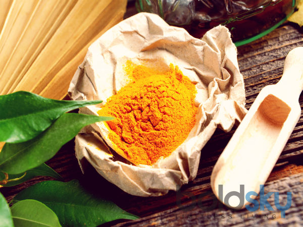 4. हल्दी पाउडर और ऑलिव ऑयल से बना DIY फेस मास्क