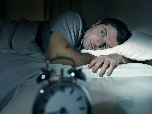 रात में इस समय नींद टूटने के पीछे हो सकती है अनजान शक्ति | You Wake Up At  The Same Time Every Night, This May Be Why - Hindi Boldsky