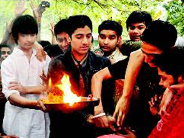 मिस्टर फ्रेशर्स करता है पूजा