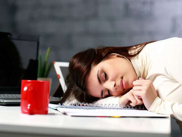 अगर लगती है हर वक्त थकान तो आजमाएं ये 13 घरेलू उपचार | 13 Simple Home Remedies For Fatigue - Hindi Boldsky