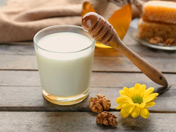 कम फैट वाला दूध विटामिन ए को बढाता है जो कि स्पर्म बनने को बढ़ावा देता है