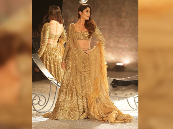 kareena-kapoor-looks-breathtaking-30-kg-gold-lehenga